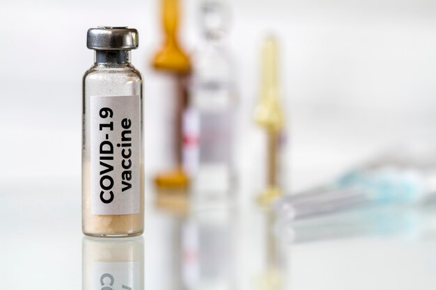 Бутылка вакцины для защиты от Covid-19.