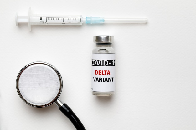 ワクチンボトルコビッド-19デルタバリアント、バイアル薬、注射器注射が白で分離されました。コロナウイルスデルタ2019-ncov。