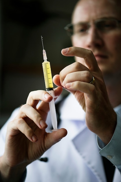 注射器でのワクチン接種
