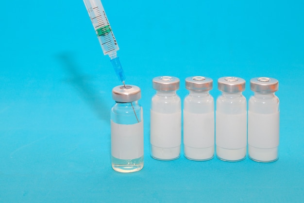Вакцина и медицинская концепция Вакцины и шприц для профилактики и лечения коронавируса