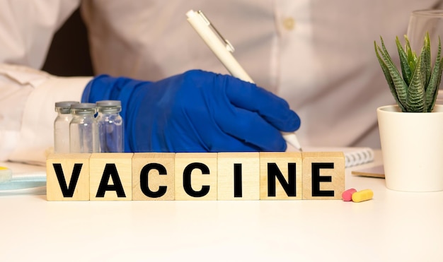 Foto vaccine word cube with background