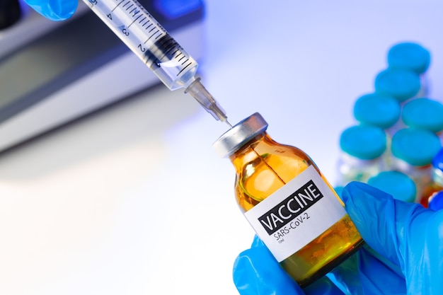 vaccinfles met een spuit die het vaccin eruit haalt