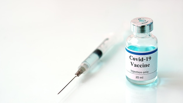 Vaccins en spuitenGeneeskunde in flaconsgezondheidszorg en medisch concept vaccinatie