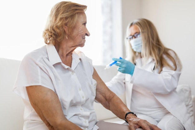 Foto vaccintoediening bij een oudere patiënt