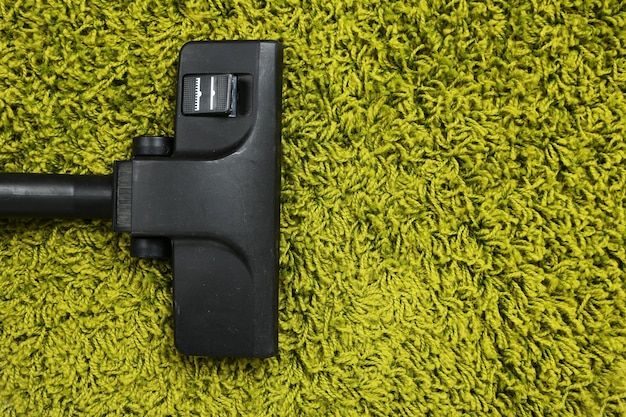 カーペットを掃除する掃除機