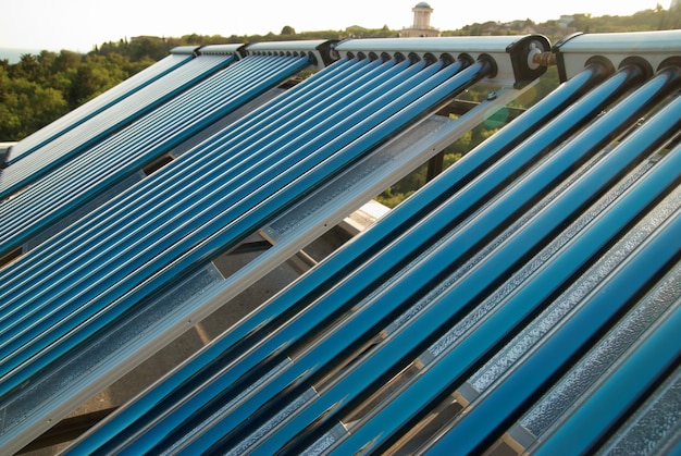 家の屋根の真空太陽熱温水暖房システム。