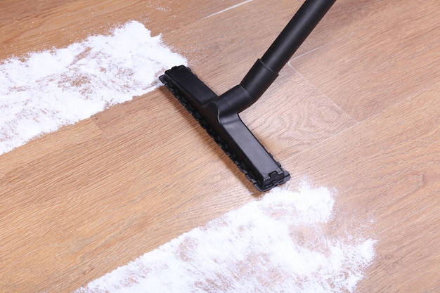 Foto vacuuming van de vloer in huis