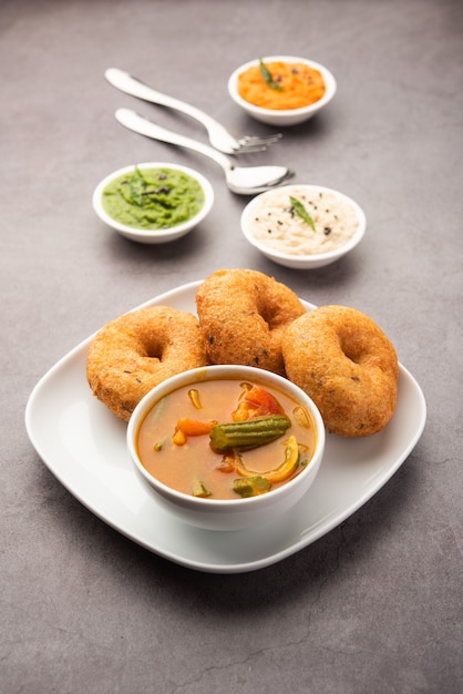 Vada of Medu vadai met sambar en chutney. Populaire Zuid-Indiase snack of ontbijt