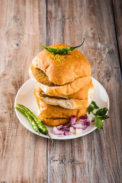 Vada Pav OR Wada Pao is een vegetarisch fastfoodgerecht langs de weg uit Maharashtra. Selectieve focus