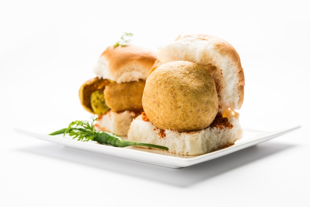 Vada Pav OR Wada Pao is Indian OR Desi Burger, een fastfoodgerecht langs de weg uit Maharashtra. Selectieve focus