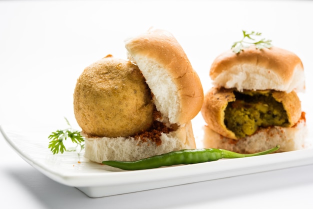 Vada Pav OR Wada Pao - индийский OR Desi Burger, придорожное блюдо быстрого питания из Махараштры. Выборочный фокус