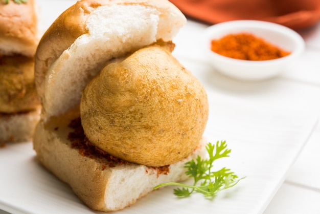 Vada Pav 또는 Wada Pao는 인도 또는 Desi Burger이며 Maharashtra의 길가 패스트 푸드 요리입니다. 선택적 초점