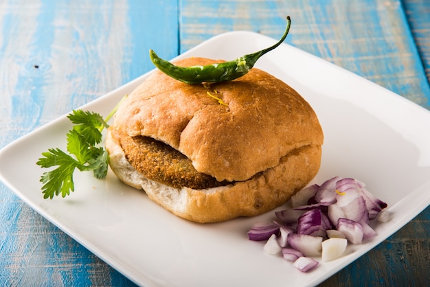 Vada Pav 또는 Wada Pao는 Maharashtra의 채식 길가 패스트 푸드 요리입니다. 선택적 초점