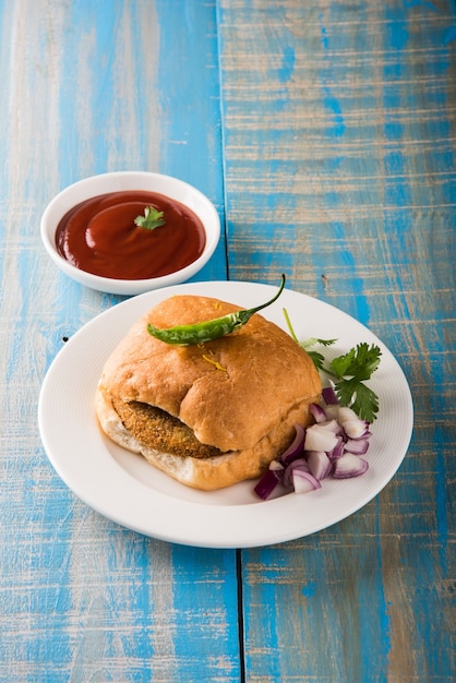 Vada Pav 또는 Wada Pao는 Maharashtra의 채식 길가 패스트 푸드 요리입니다. 선택적 초점