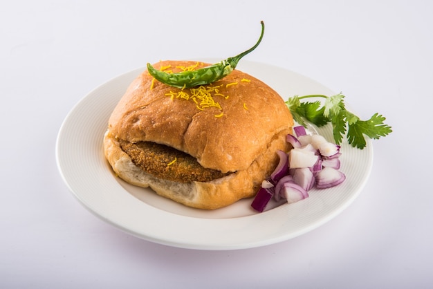 Vada Pav 또는 Wada Pao는 Maharashtra의 채식 길가 패스트 푸드 요리입니다. 선택적 초점