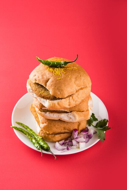 Vada Pav 또는 Wada Pao는 Maharashtra의 채식 길가 패스트 푸드 요리입니다. 선택적 초점