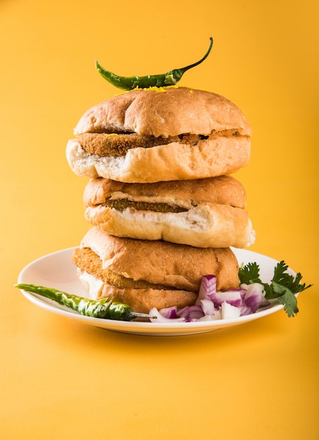 Vada Pav 또는 Wada Pao는 Maharashtra의 채식 길가 패스트 푸드 요리입니다. 선택적 초점