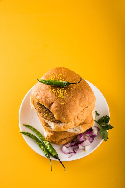 Vada Pav 또는 Wada Pao는 Maharashtra의 채식 길가 패스트 푸드 요리입니다. 선택적 초점