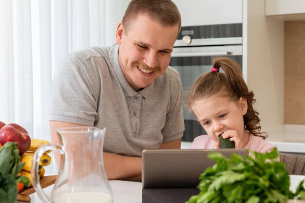 Vader And Daughter die Digitale Tablet in Keuken thuis gebruiken