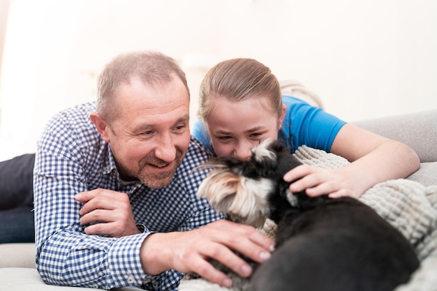 Vader brengt vrije tijd door met zijn dochter en hond tijdens quarantaine Het gezin speelt met de puppy