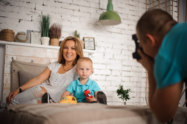 Vader die een foto van zijn familie neemt