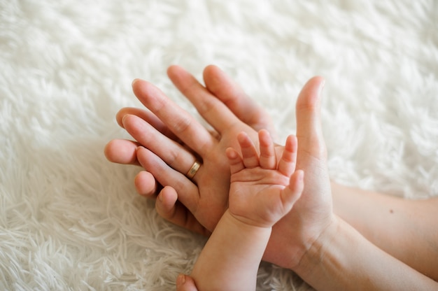 Vader die hand van zijn vrouw en kleine dochter houdt