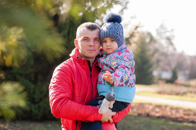 Vader die met dochter op handen loopt