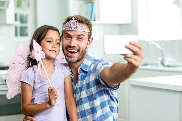 Vader die selfie met dochter in feekostuum nemen