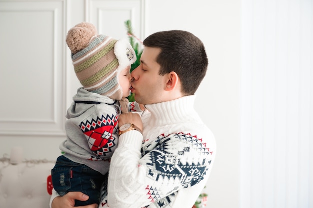 Vader die zijn babyjongen kust