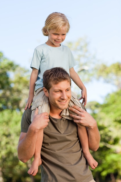 Vader die zoon een piggyback geeft