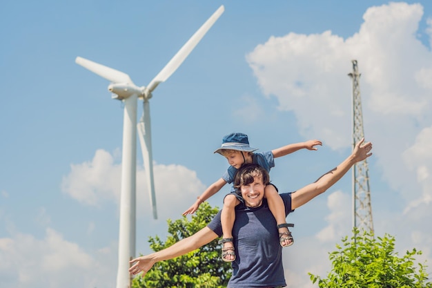 Vader draagt zoon op schouders en zwaait met hun armen als een windmolen