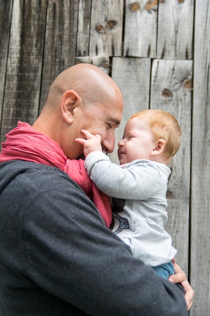 Vader en baby buiten.