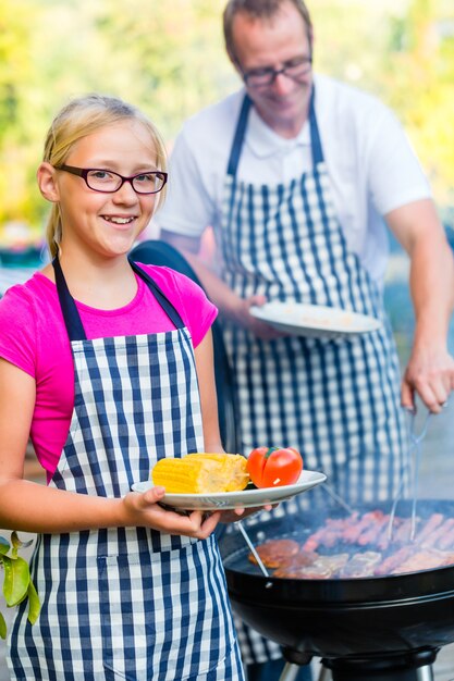 Vader en dochter barbecue samen