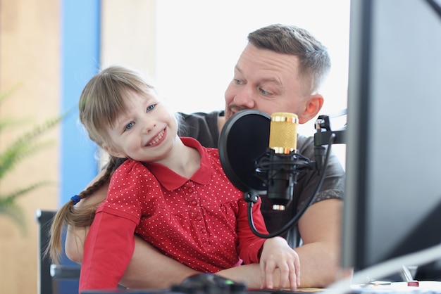 Vader en dochter bezig met muziek er is microfoon in de buurt ontwikkeling van oor voor muziek in