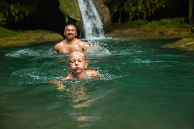 Vader en dochter bij een waterval in de jungle.turkije