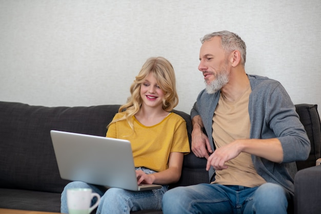 Vader en dochter brengen samen tijd door en bespreken iets