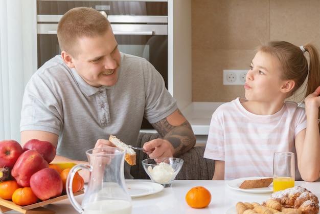 Vader en dochter die ontbijt hebben bij keuken