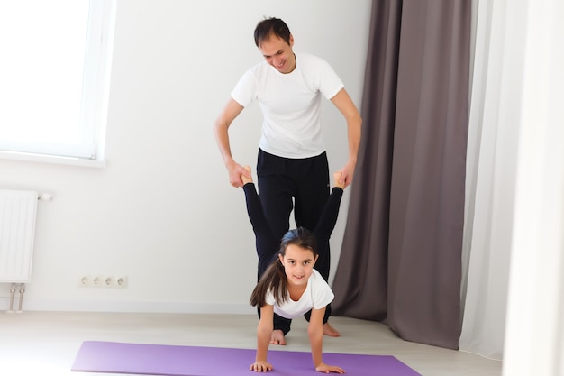 vader en dochter doen thuis fitness, sporttraining