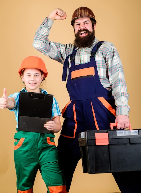 Vader en dochter in werkplaats Reparatie Kindercreativiteit Reparateur in uniform Ingenieur Bebaarde man met klein meisje bouwvakker-assistent Bouwer of timmerman Dingen perfect maken