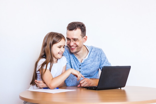 Vader en dochter leren via internet