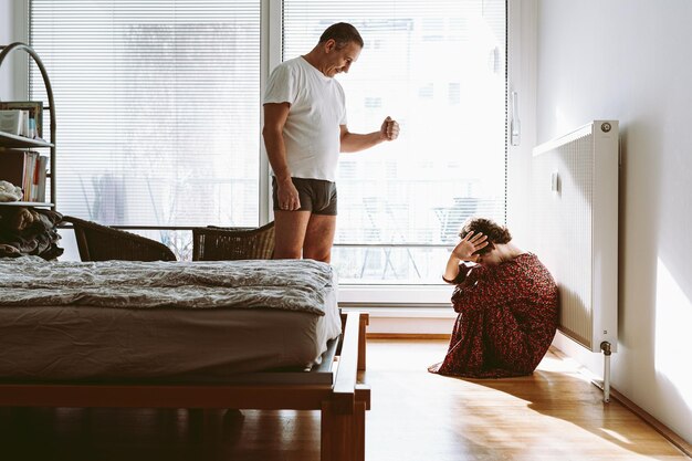 Vader en dochter maken ruzie over tienerproblemen met huiselijk geweld