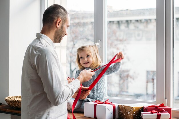 Vader en dochter met cadeautjes