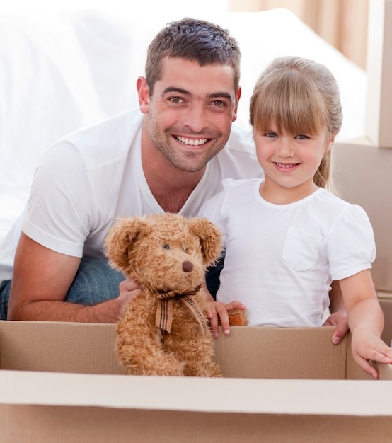 Vader en dochter met een teddybeer naar huis