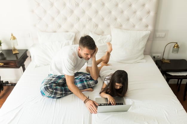 Vader en dochter met laptop