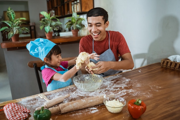 Vader en dochter samen koken