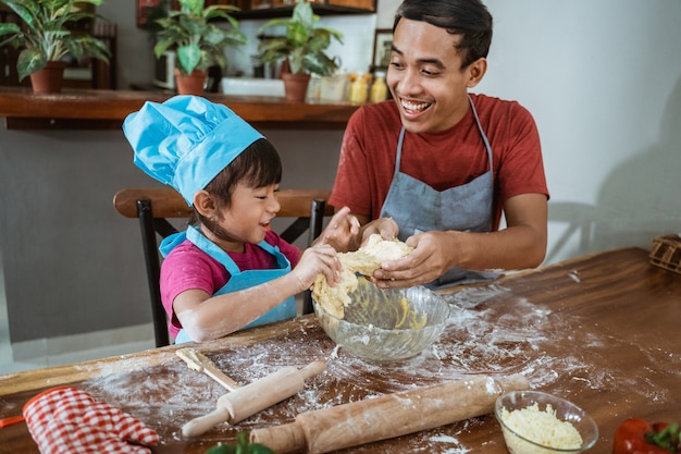 Vader en dochter samen koken