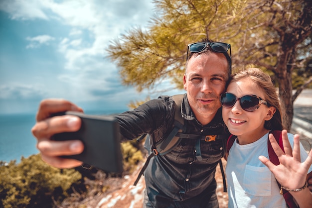 Vader en dochter selfie maken met slimme telefoon