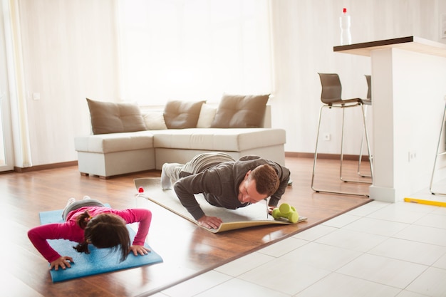 Vader en dochter trainen thuis