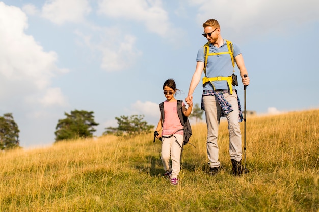 Vader en dochter wandelen