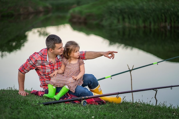 Vader en dochter zijn aan het vissen